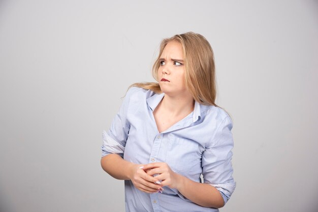 Image d'un modèle de jolie femme debout et regardant loin