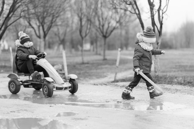 Image en niveaux de gris enfants jouant à l&#39;extérieur