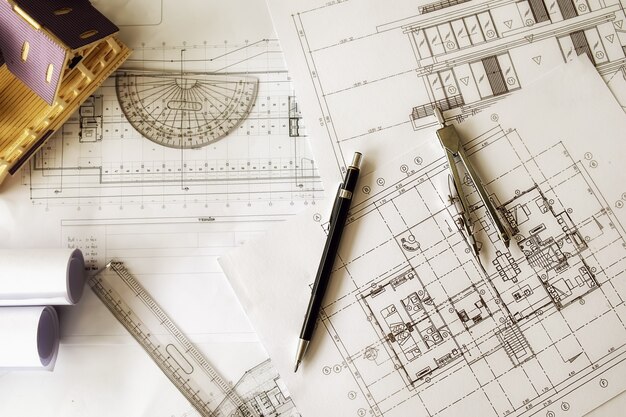 Image des objets d&#39;ingénierie sur le point de vue du lieu de travail. Concept de construction. Outils d&#39;ingénierie effet de filtre rétro-tonalité de tension, mise au point douce (mise au point sélective)