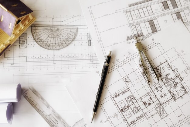 Image des objets d&#39;ingénierie sur le point de vue du lieu de travail. Concept de construction. Outils d&#39;ingénierie effet de filtre rétro-tonalité de tension, mise au point douce (mise au point sélective)