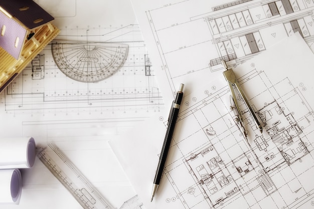 Image des objets d&#39;ingénierie sur le point de vue du lieu de travail. Concept de construction. Outils d&#39;ingénierie effet de filtre rétro-tonalité de tension, mise au point douce (mise au point sélective)