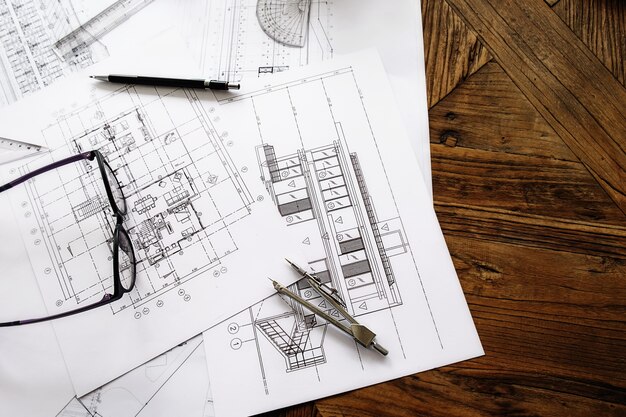 Image des objets d&#39;ingénierie sur le point de vue du lieu de travail. Concept de construction. Outils d&#39;ingénierie effet de filtre rétro-tonalité de tension, mise au point douce (mise au point sélective)