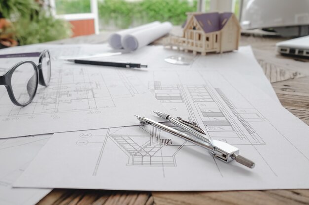 Image des objets d&#39;ingénierie sur le point de vue du lieu de travail. Concept de construction. Outils d&#39;ingénierie effet de filtre rétro-tonalité de tension, mise au point douce (mise au point sélective)