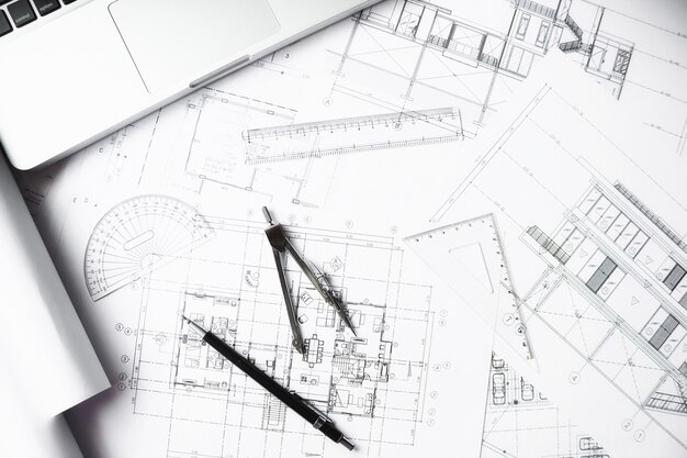 Image des objets d&#39;ingénierie sur le point de vue du lieu de travail. Concept de construction. Outils d&#39;ingénierie effet de filtre rétro-tonalité de tension, mise au point douce (mise au point sélective)