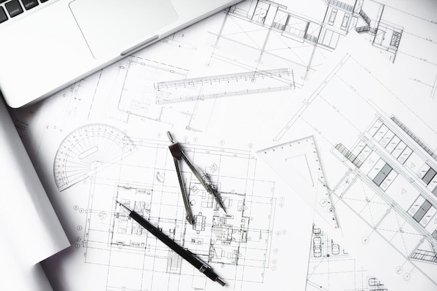 Image des objets d&#39;ingénierie sur le point de vue du lieu de travail. Concept de construction. Outils d&#39;ingénierie effet de filtre rétro-tonalité de tension, mise au point douce (mise au point sélective)