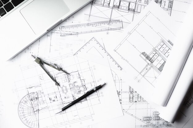 Image des objets d&#39;ingénierie sur le point de vue du lieu de travail. Concept de construction. Outils d&#39;ingénierie effet de filtre rétro-tonalité de tension, mise au point douce (mise au point sélective)