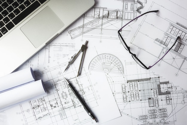 Image des objets d&#39;ingénierie sur le point de vue du lieu de travail. Concept de construction. Outils d&#39;ingénierie effet de filtre rétro-tonalité de tension, mise au point douce (mise au point sélective)