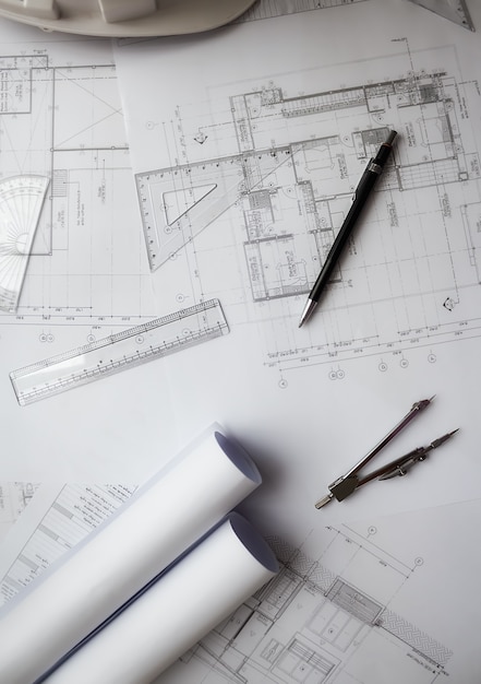 Image des objets d&#39;ingénierie sur le point de vue du lieu de travail. Concept de construction. Outils d&#39;ingénierie effet de filtre rétro-tonalité de tension, mise au point douce (mise au point sélective)