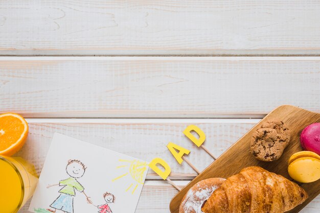 Image et pâtisserie sur une table en bois