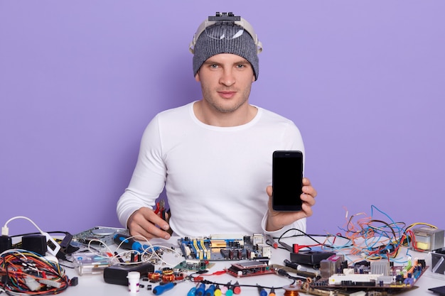 Image de radiotricien professionnel confiant assis sur son lieu de travail