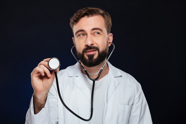 Image recadrée d'un beau médecin de sexe masculin