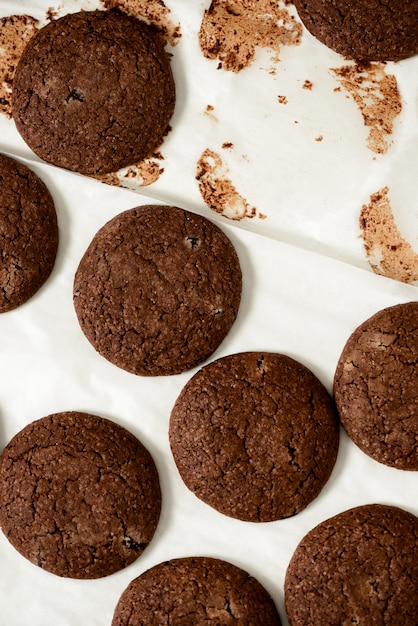 Image recadrée de biscuits au chocolat sur une plaque à pâtisserie