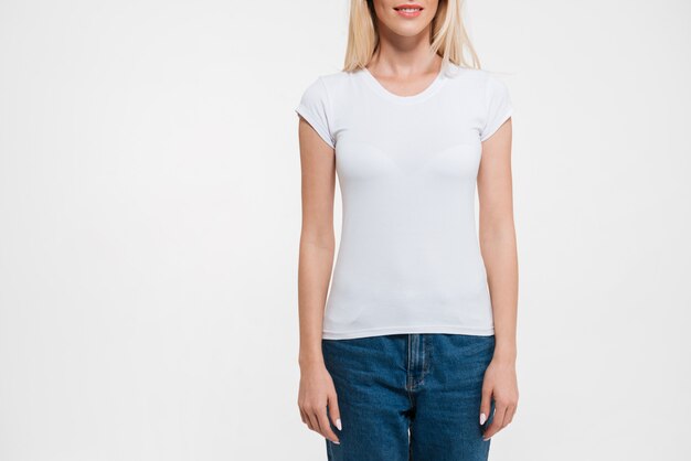 Image recadrée d'une femme blonde en t-shirt et jeans