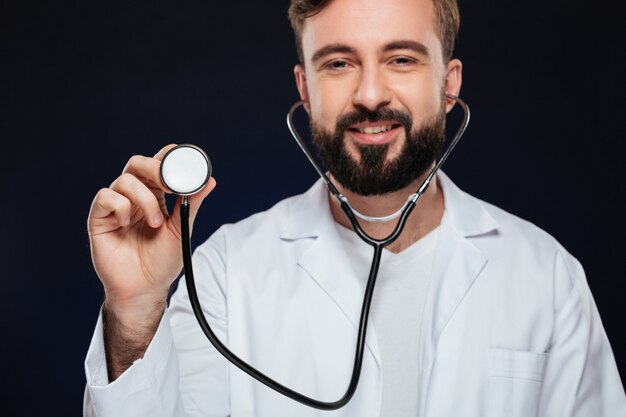 Image recadrée d'un médecin de sexe masculin heureux habillé en uniforme