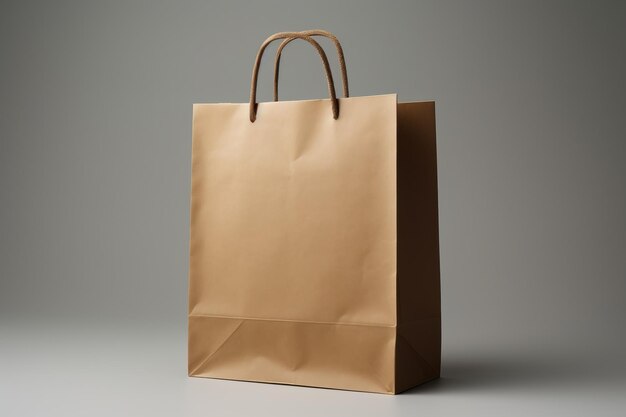 Image d'un sac en papier brun avec des poignées sur fond gris avec des ombres