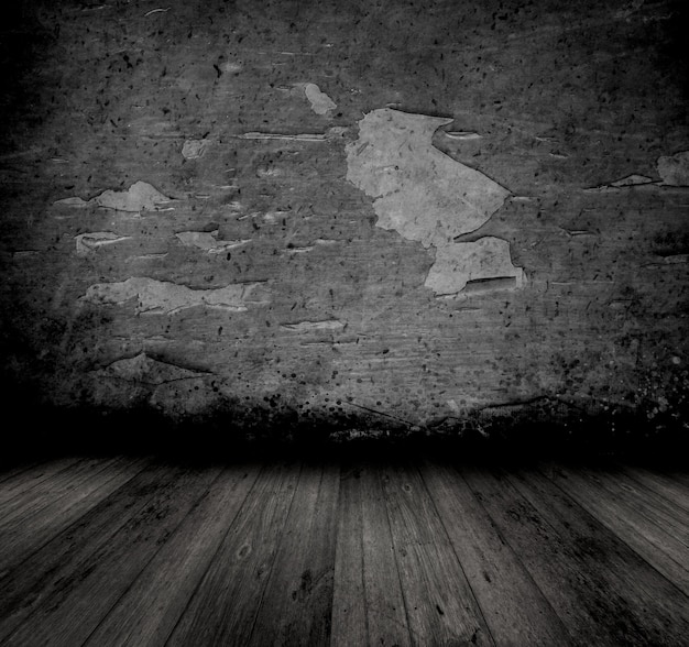 Image de style grunge d&#39;un ancien intérieur avec un mur d&#39;épluchage et un plancher en bois