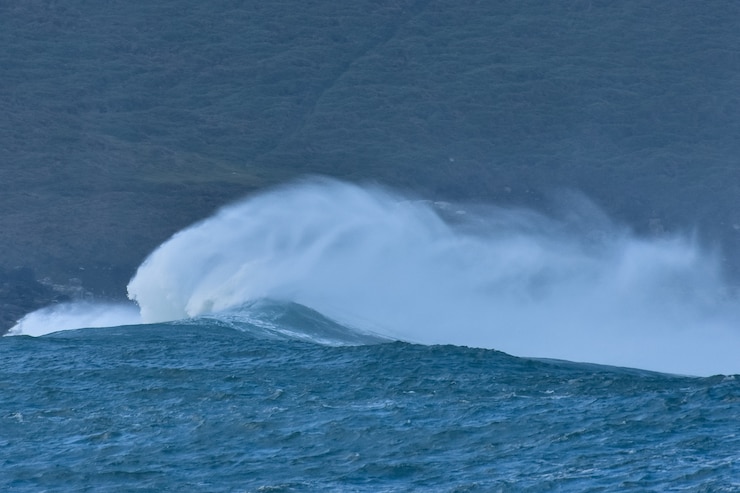 Photo gratuit image d'une vague de l'océan sauvage s'écraser sur le rivage