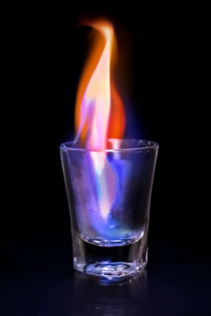 Image de verre à liqueur enflammé, effet de feu brûlant esthétique