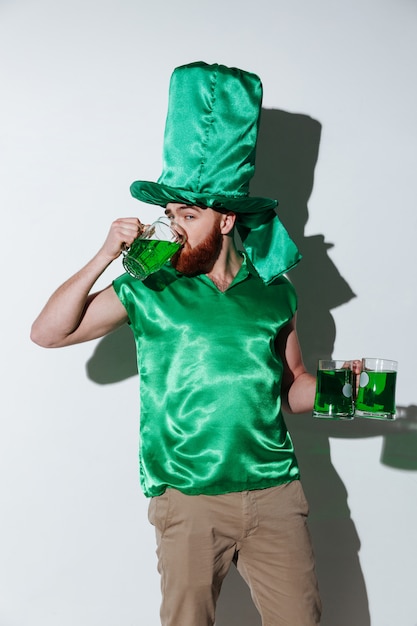 Photo gratuite image verticale de l'homme barbu en costume vert