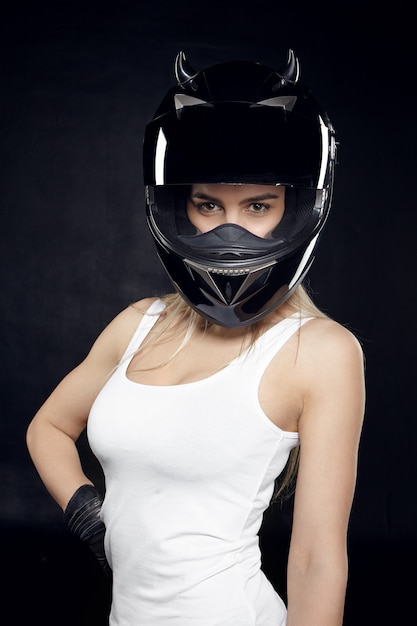 Photo gratuite image verticale de la magnifique jeune femme élégante avec un corps athlétique qui pose en studio