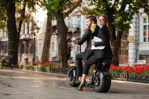 Image vue arrière pleine longueur de l'heureux couple élégant