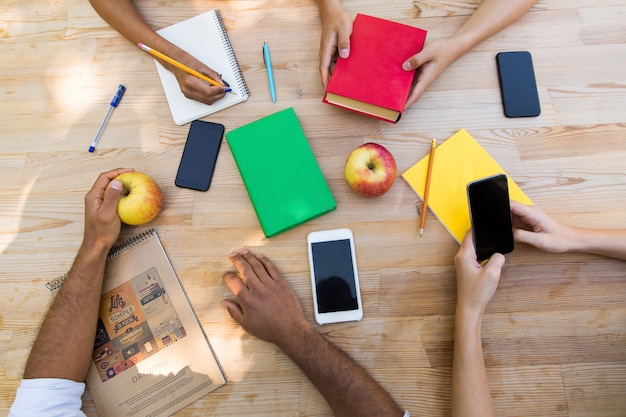 Image vue de dessus de jeunes étudiants amis multiethniques