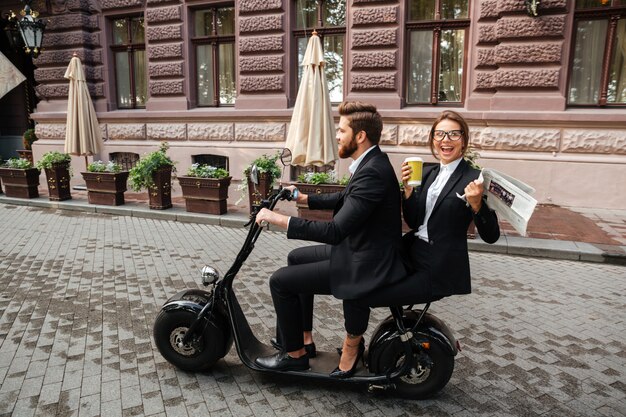 Image vue latérale pleine longueur de joyeux jeune couple élégant