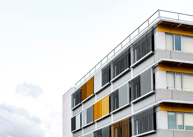 Immeuble d'appartements en ville avec espace de copie