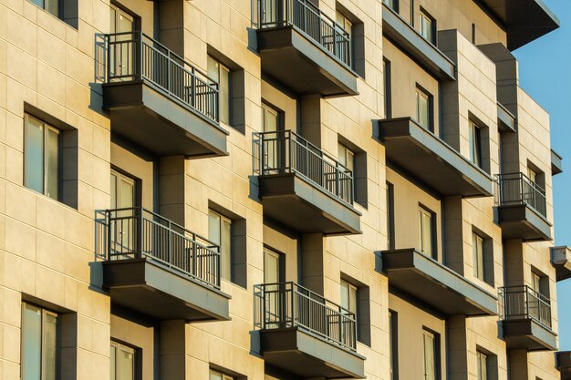 Immeuble résidentiel avec fenêtres et balcons