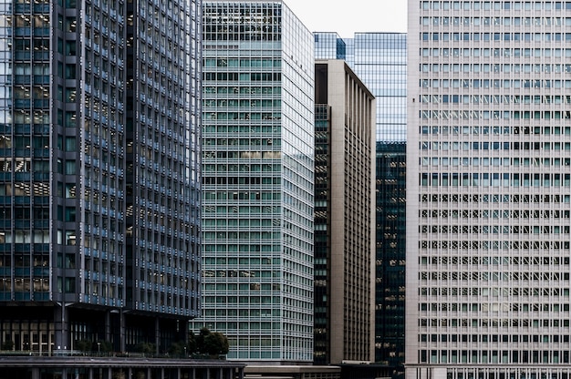 Photo gratuite immeubles de bureaux modernes dans la ville