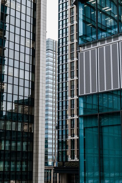 Immeubles de bureaux modernes dans la ville