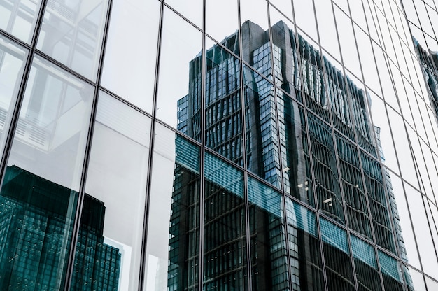 Photo gratuite immeubles de bureaux modernes de gratte-ciel dans la ville