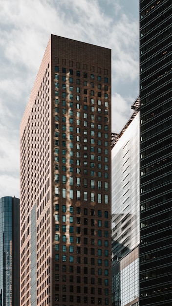 Immeubles modernes d'appartements et de bureaux à la lumière du jour