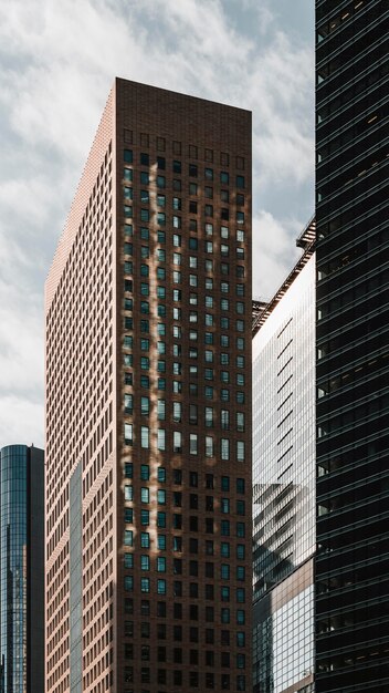 Immeubles modernes d'appartements et de bureaux à la lumière du jour