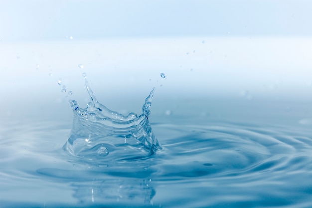 Photo gratuite impact de l'eau avec des éclaboussures