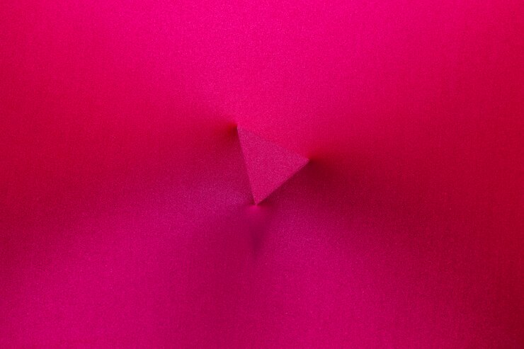 Photo gratuit impression triangle au milieu d'un tissu magenta