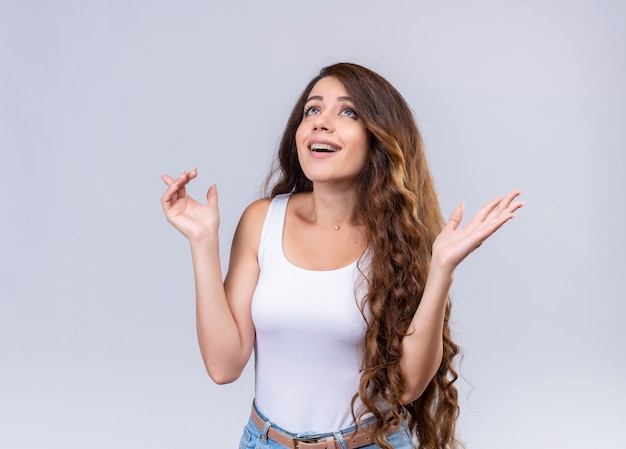 Impressionné jeune belle fille regardant à bras ouverts avec copie espace