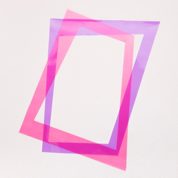 Photo gratuit inclinez le cadre violet et rose sur fond blanc