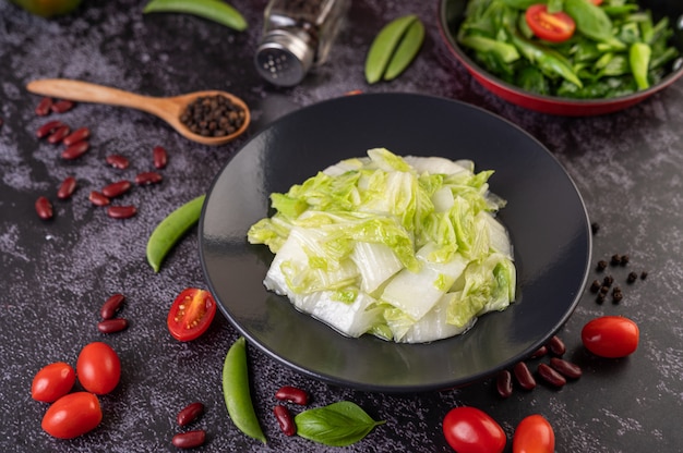 Incorporer le chou chinois frit avec la sauce aux huîtres.