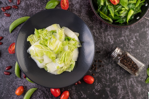 Incorporer le chou chinois frit avec la sauce aux huîtres.