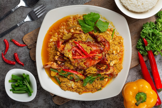 Incorporer le crabe frit au curry en poudre Beaux plats d'accompagnement.