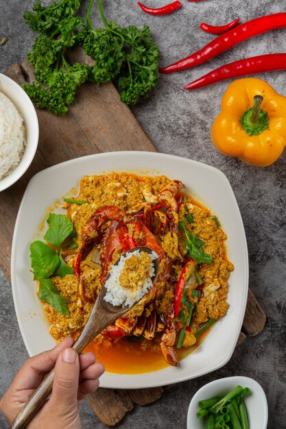 Incorporer le crabe frit au curry en poudre Beaux plats d'accompagnement.