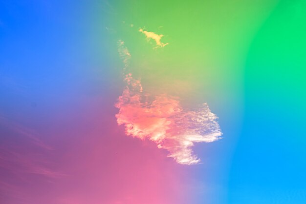 Incroyable beau ciel d'art avec des nuages colorés