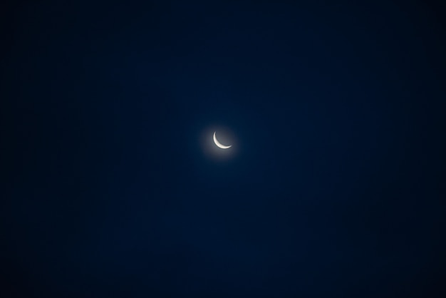 Incroyable beau ciel avec des nuages - avec la lune