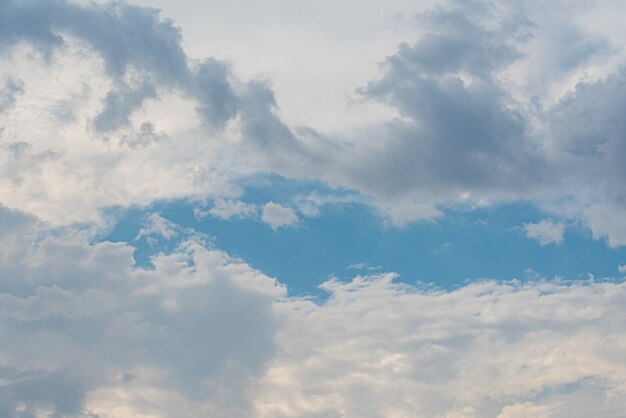 Incroyable beau ciel avec des nuages