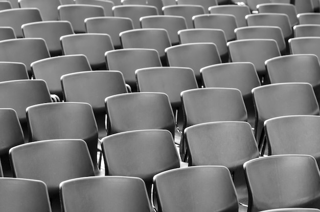 Incroyable coup de chaises grises parfaitement placées dans une rangée