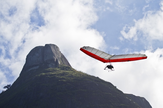 Incroyable coup de l'homme volant sur un deltaplane