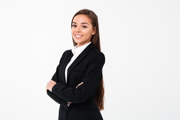 Incroyable femme d'affaires gai debout avec les bras croisés