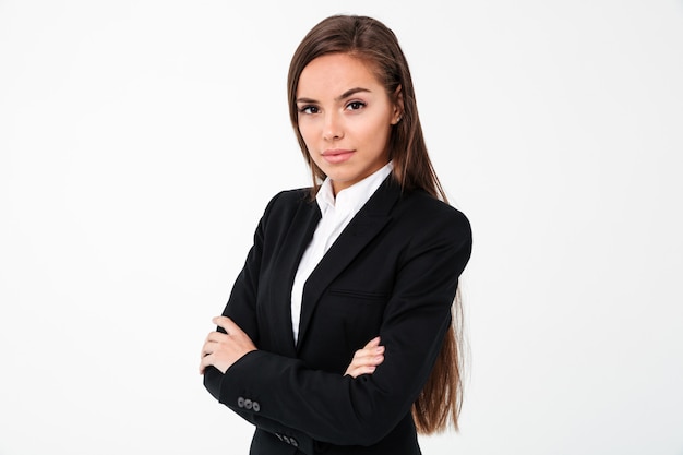 Incroyable femme d'affaires gai debout avec les bras croisés