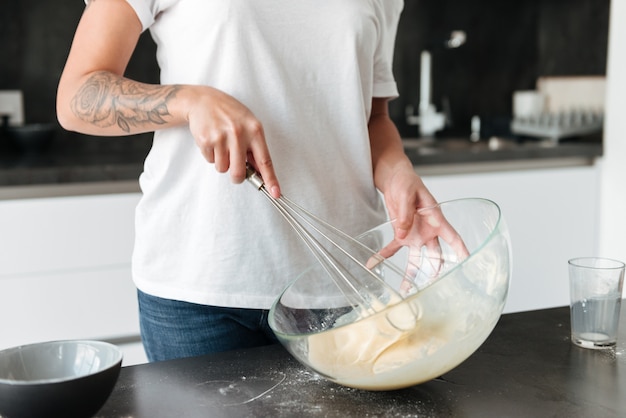 Incroyable jeune femme debout dans la cuisine à la maison